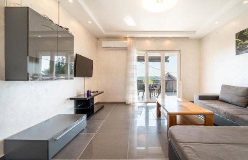 Four-Bedroom Holiday Home In Islam Latinski - Photo 2