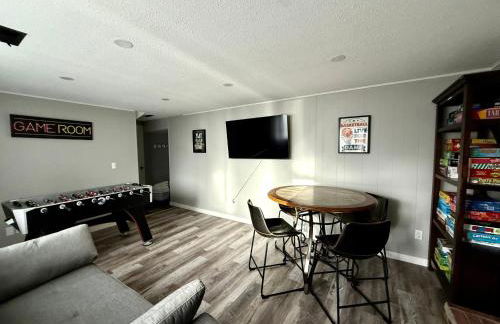 4 Bedrooms and 5 Beds with Game Room Only 5 min Drive to College and Perfect for Family's - Foto 53