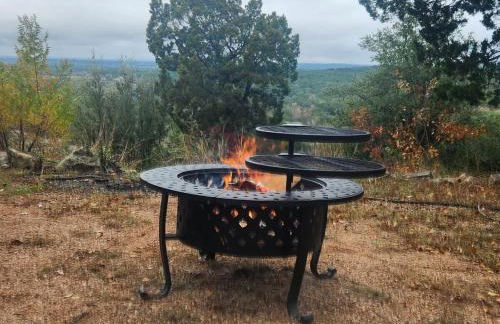 Entire 2br 2ba hilltop view home Sleeps 8 pets 4 acres Jacuzzi Central AC Kingbeds Office Free WiFi Parking Full Kitchen Refrigerator Washer Dryer Furnished Three 3 Large Sunset Dining Patios Grill Stovetop Oven Hiking Wildlife Firepit Quiet very Secluded - Foto 25