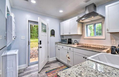 Relaxing Riverfront Cottage with Boat Dock! - Foto 8