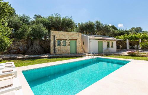 Nature Retreat Green Oasis Villa with Private Pool & Rooftop Hot Tub - Foto 10