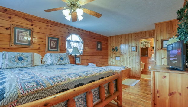 An Amazing View - 4 Bedrooms, 3.5 Baths, Sleeps 10 Cabin by RedAwning - Foto 2, Habitación