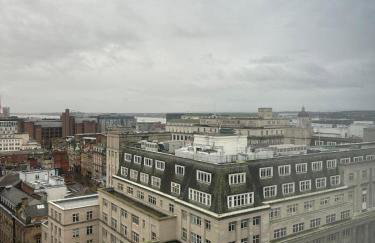 Two Bedroom City View Apartment Liverpool by StaySavvy Accommodation - Photo 18