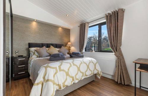 Hiraeth - Luxury Lodge with Hot Tub, Close to Beach - Photo 28