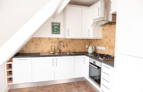 BOHO BEACH HOUSE- SLEEPS 8- 2 MIN DRIVE FROM BOSCOMBE PIER- SUPERFAST WiFi- FLAT SCREEN SMART TV- FREE ON STREET PARKING! - Photo 11