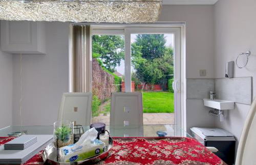 Spacious Heald Green Home with Free Parking - Pass the Keys - Photo 8