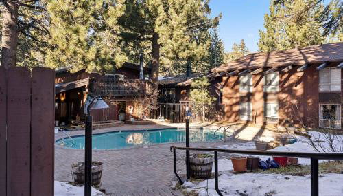 2BR Overlooks Shared Pool Near Gondola & Village - Foto 2