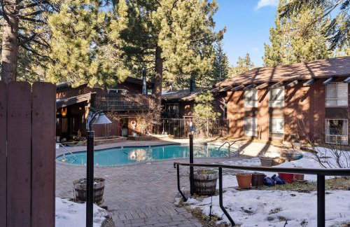 2BR Overlooks Shared Pool Near Gondola & Village - Foto 2