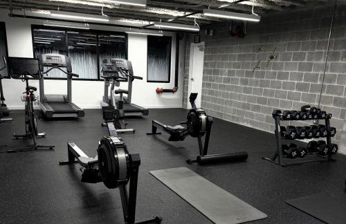 Modern & Spacious 2BR Apartment with Gym & Parking - Photo 32