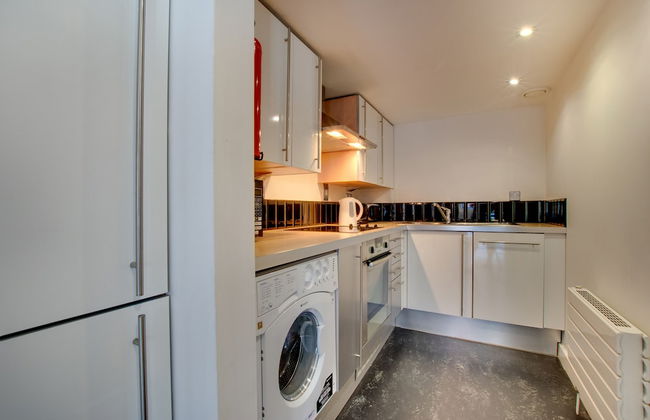 Crown Apartments By Week2Week - Photo 27