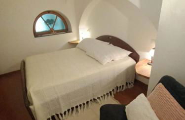 House of the Arches - Photo 3