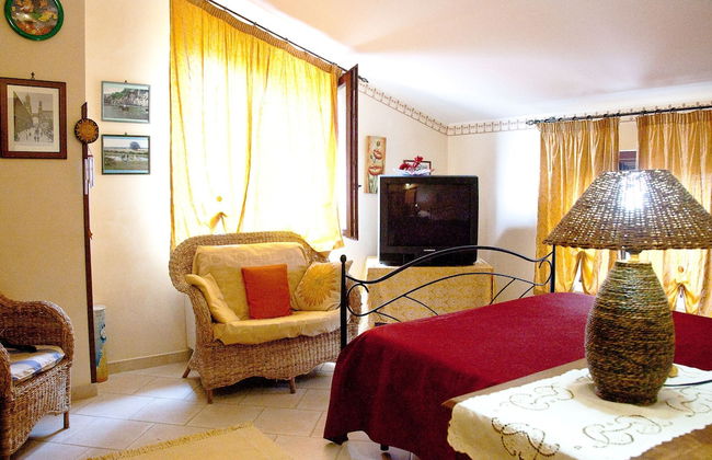 Villa in Alia With Pool & Olive Views - Photo 2