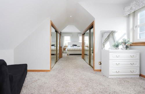 JOIVY Greenknowes Farmhouse with Hot Tub and Bar - Photo 14