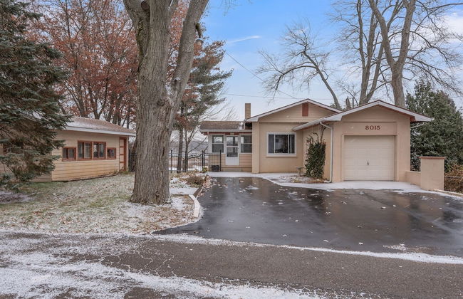 Amazing Lakefront Retreat On Long Lake! 2 Bedroom Home by RedAwning - Foto 43