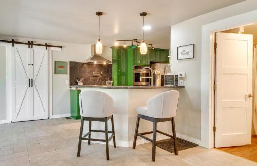 Charming Mountain Home Retreat Walk to Marina! - Foto 7