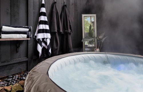 The Black Nest - Hot Tub Romantic Getaway - Foto 3