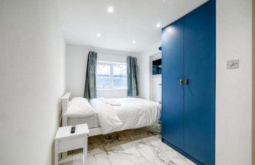 Luxurious 2 bedroom flat with parking and garden, 5 mins walk to train station and bus stop opposite property - Foto 19