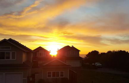 Sunkissed 3BR beach getaway - dog-friendly fenced yard, firepit, glimpse ocean views, near beach access, sleeps 8 - Foto 8