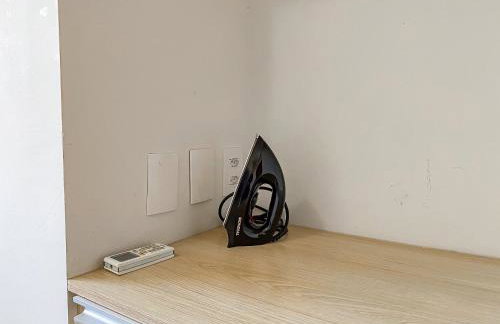 Aptos em condominio frente mar na praia de Taperapuã, atravessou a rua está na praia, aptos com 2 quartos com ar condicionado, internet privativa 300MBPS, 1 vaga de garagem, acomodam até 6 pessoas - Foto 75