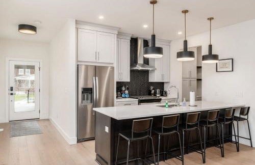 Luxury Escape 4BR 3 bath Oasis in Historic Old Town - Foto 17