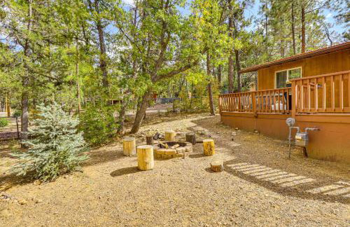 4 Mi to Rainbow Lake! Cozy Forest-View Gem with Deck - Foto 23