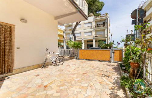 Piano terra sul lungomare con parcheggio - Foto 2