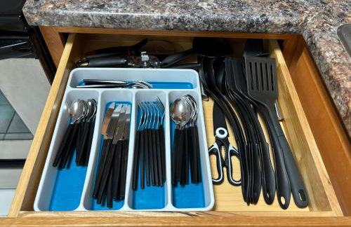 Downtown 2BR Huge Patio Free parking WiFi - Foto 17