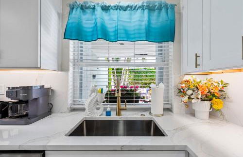 Chic 4BR Htd Pool, 5 min to beach, PAC-MAN, Games - Foto 25