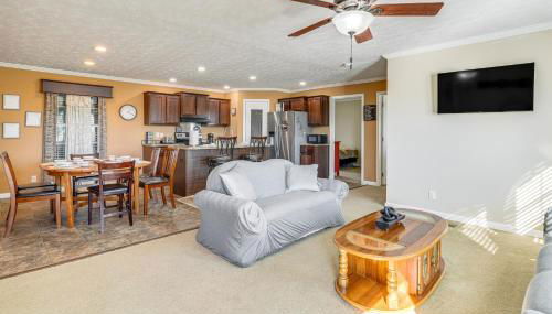 Near Hiking! Mtn-View Midway Home with Deck - Foto 5