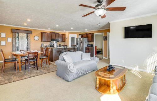 Near Hiking! Mtn-View Midway Home with Deck - Foto 5