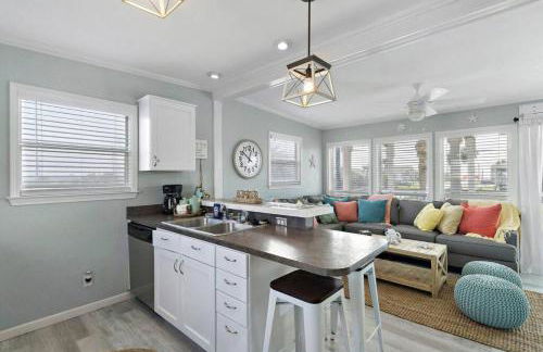 Coastal bungalow with huge yard, comfy deck and close to beach - Foto 14