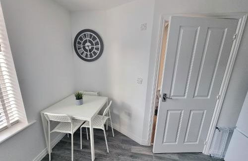 Stylish Spacious 4 Bed Townhouse near station with Parking & High Speed WiFi - Foto 13