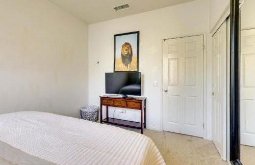 Walk to Public Transit Oceanside Home with Balcony - Photo 19