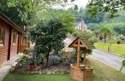 3 Bedroom Lodge Hotub pool in Horsley Surrey UK - Photo 2