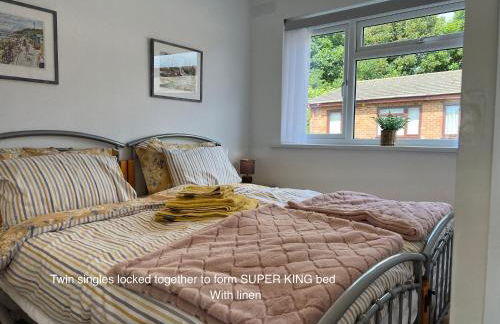 VALLEY VIEW self-catering coastal bungalow in rural West Wight - Photo 9