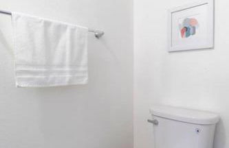 Modern 2BR Condo with King Bed & Balcony near LA - Foto 40