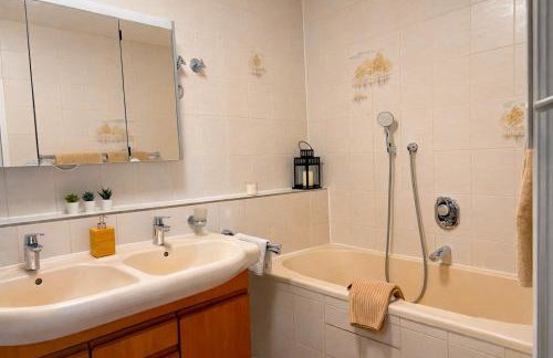 stylische 110m2 Wohnung in Top Lage mit Balkon und 2 Schlafzimmern für bis zu 6 Personen sowie kostenloser Parkgarage max 1,65m Höhe und 1,8m Breite - Foto 9