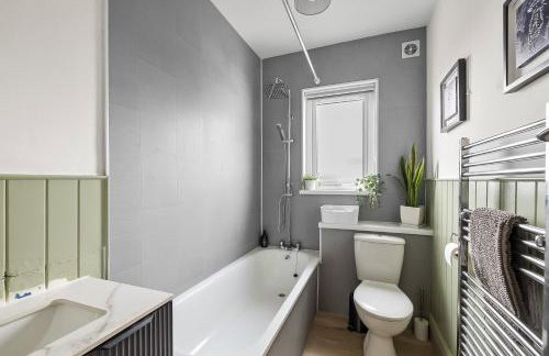 Substantial 5 bedroom townhouse with disabled access apartment, private off road parking space with EV point from 15th April 26, jaccuzi bath, Netflix and Wifi, near Argyle, boutique shops eateries and pubs - Foto 50