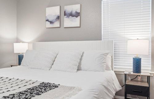 Spacious 6 bed Bentonville House, Sleeps 12, Smart TVs, Wi-Fi - Foto 13