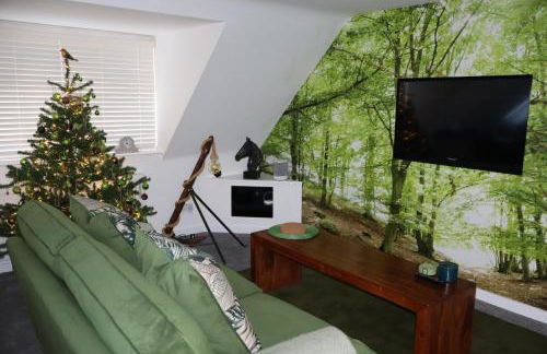 THE HIDEAWAY - LUXURY SELF CATERING COASTAL APARTMENT with PRIVATE ENTRANCE & KEY BOX ENTRY JUST A FEW MINUTES WALK TO THE BEACH, SOLENT WAY WALK, SHOPS and many EATERIES & BARS - FREE OFF ROAD PARKING,FULL KITCHEN, LOUNGE,BEDROOM , BATHROOM & WI-FI - Foto 33