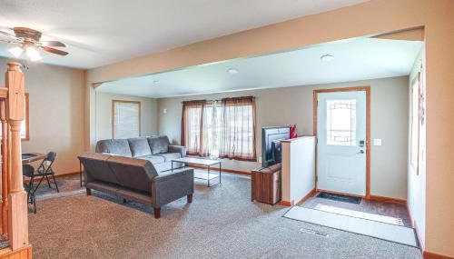 Serene Devils Lake House with Deck and Fire Pit! - Foto 4