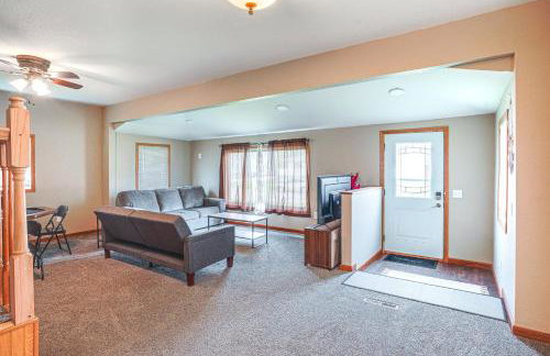 Serene Devils Lake House with Deck and Fire Pit! - Foto 4