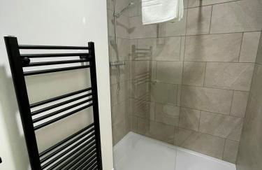 Modern Coastal Retreat, 5-Bedroom, 4-Bathroom Home, with Parking in Portsoy - Foto 33