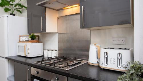 Characterful 2BR Victorian in Prime Jesmond - Fast WiFi & Walk to Station! - Foto 4, stove, minibar