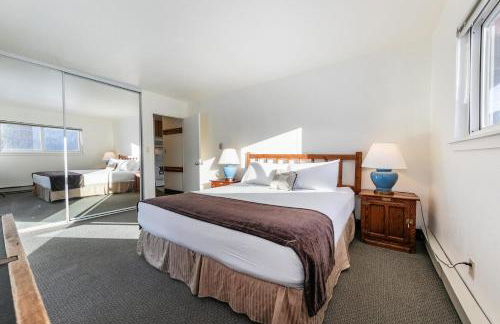 Spacious 1BR Condo w/ Lake View #136 at Donner Lake Village - Foto 9