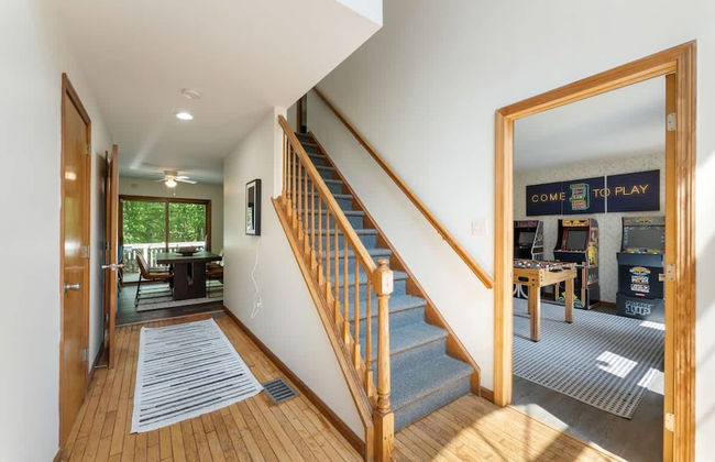 Charming Poconos Retreat With hot tub Fireplace - Foto 3