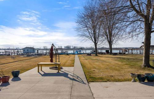Lakeside Bliss 2BR, 1BA with All Modern Comforts - Foto 45