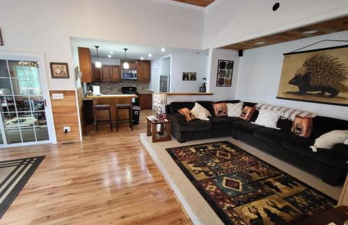 Spacious, modern, home by the lake! - Foto 24