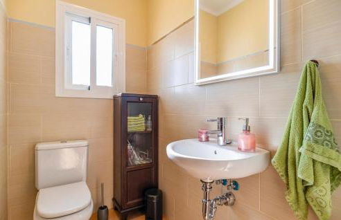 3 Bedroom Stunning Home In Coin - Photo 26