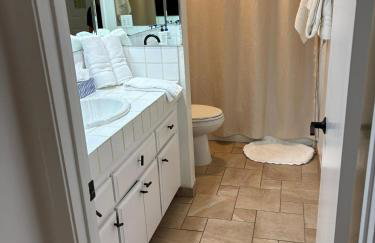 The Pink House - Palm Springs Gem with Private Pool & BBQ - Foto 47